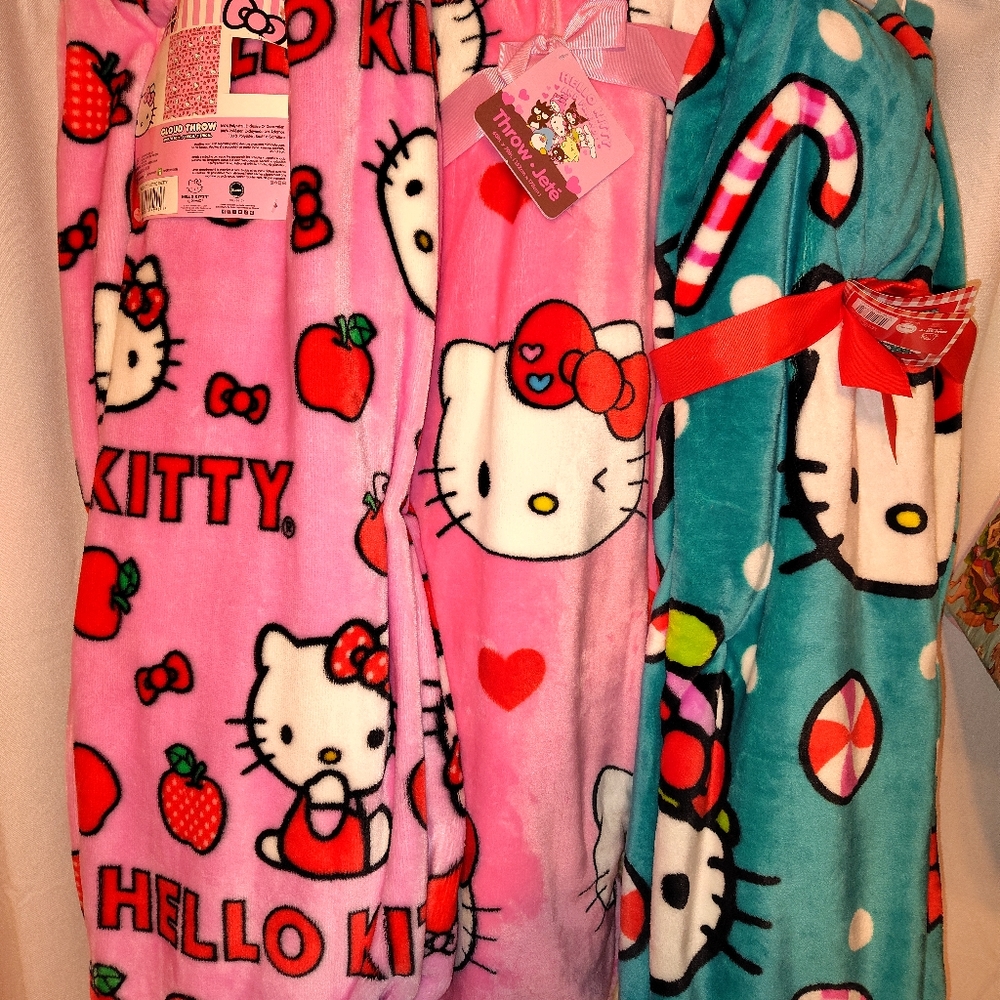 Hello Kitty Throw - Picture 3 of 5